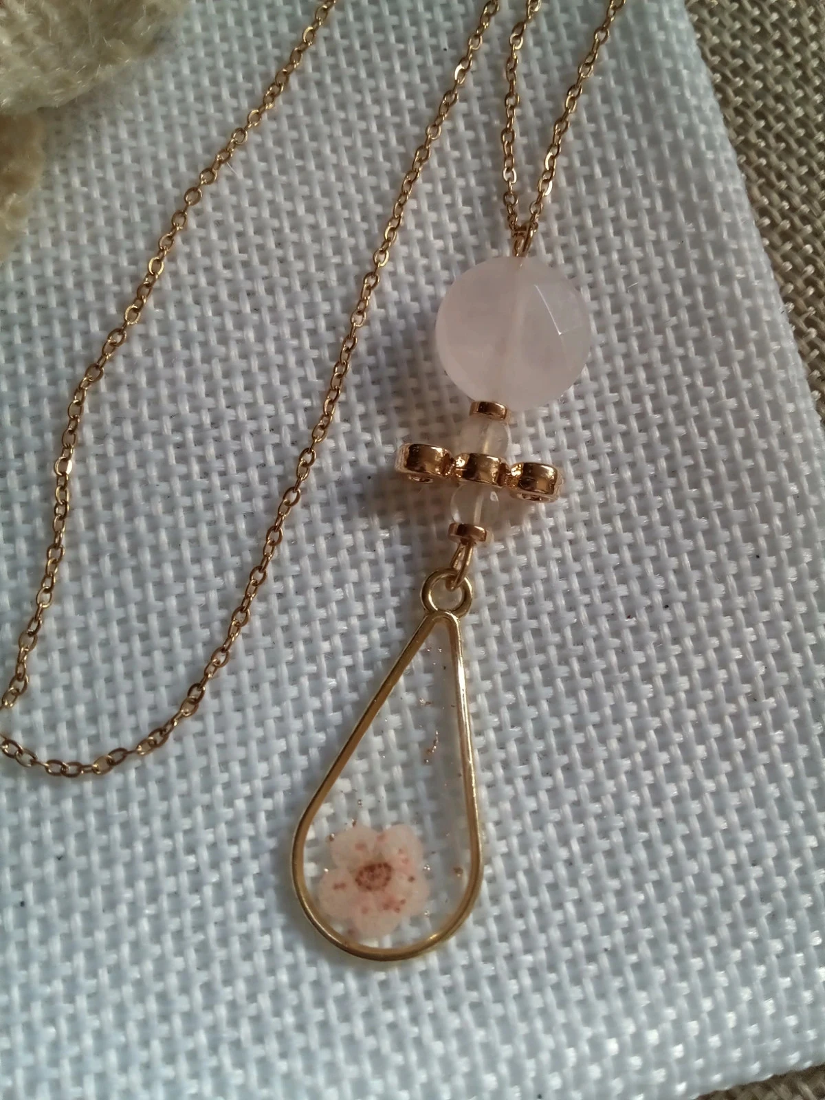 Collier quartz rose, pierres de lune et pendentif fleur séchée naturelle – photo 2